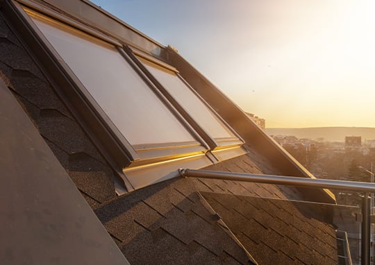 7-boas-ideias-para-fazer-uso-de-uma-janela-no-telhado-acesso-ao-ar-livre-odem-1